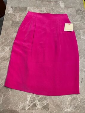 Dana Buchman skirt size 6
Hot tamales